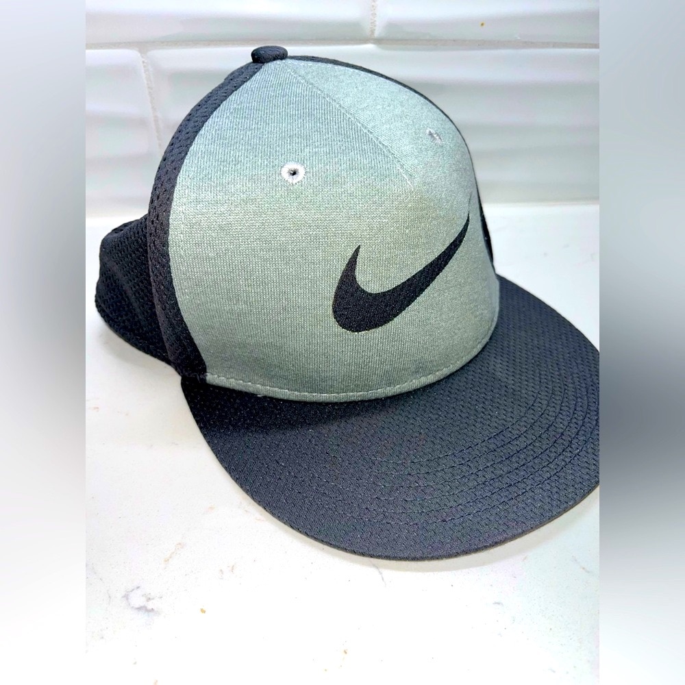 Nike Two-Tone Black and Gray Cap One Size‎